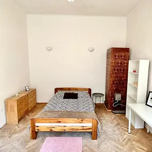  Kwatera prywatna Bedroom Near The Bus And Train Station